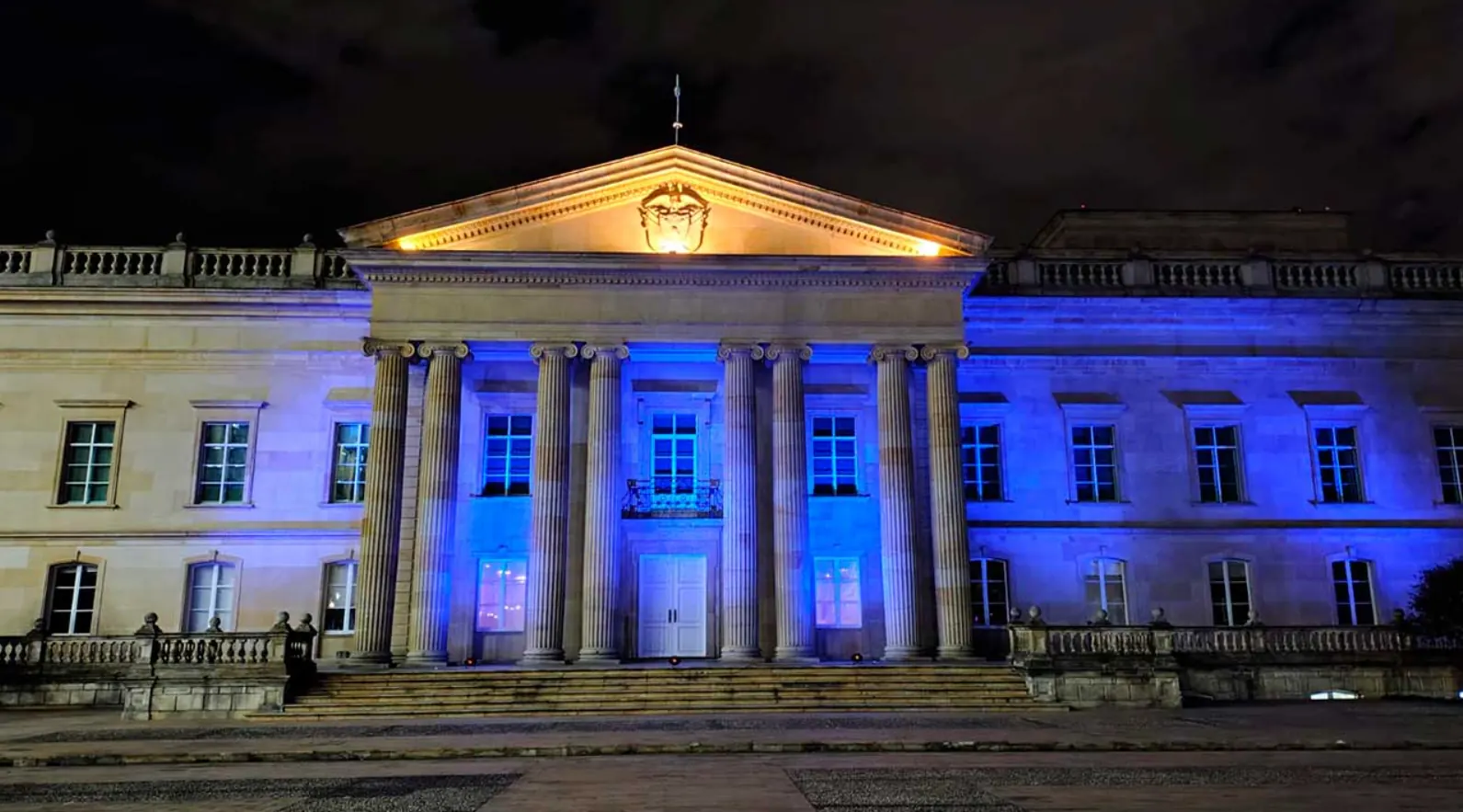 La Casa de Nariño se iluminó de azul en honor a la comunidad de personas sordas