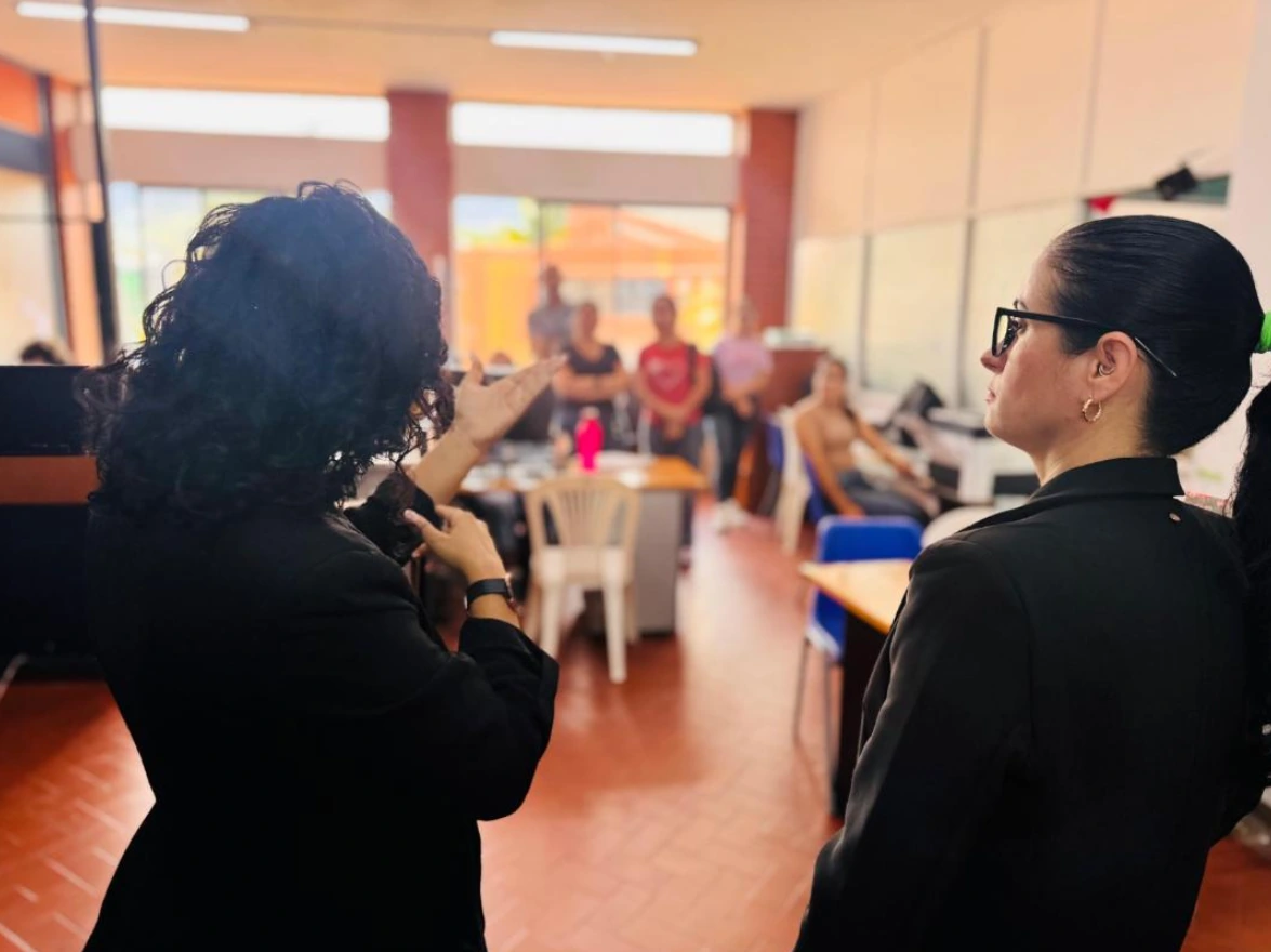 Alcaldía de Dosquebradas elimina barreras y acerca la atención a la población sorda