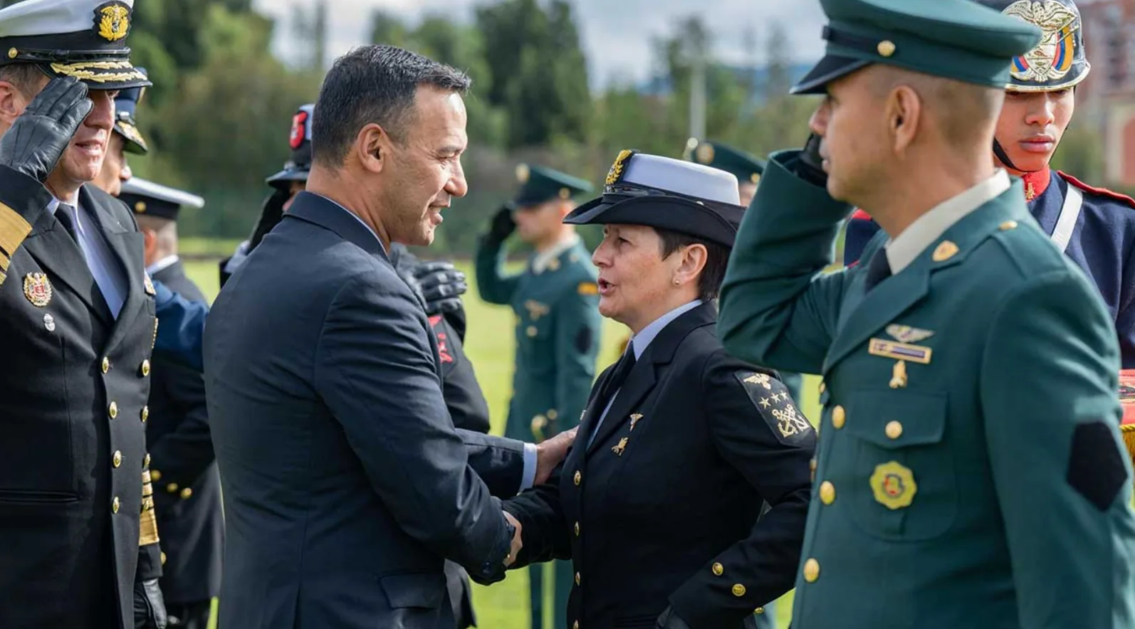 Dos mujeres recibieron insignia de jefe técnico de comando, el más alto grado como suboficial en la Armada Nacional