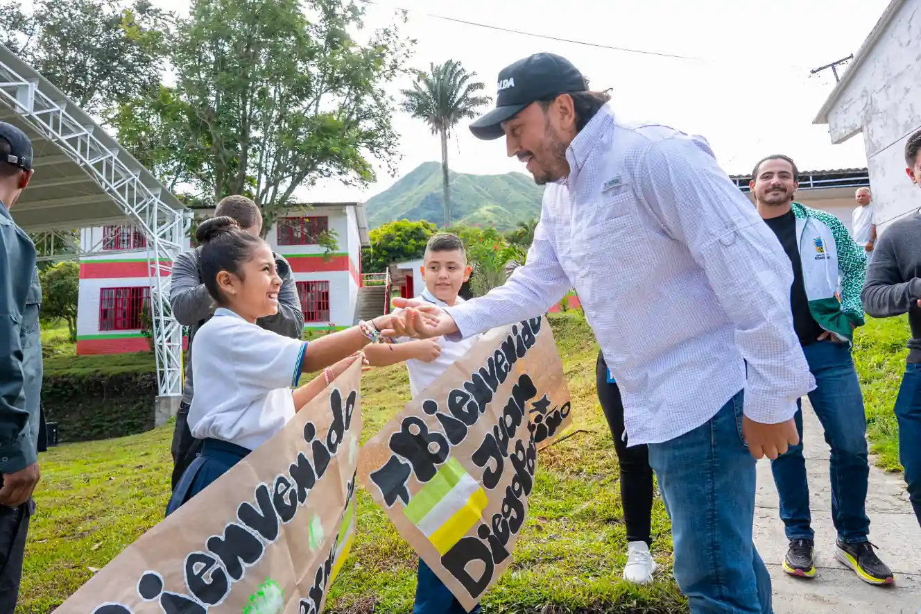 Gobernación cumple un sueño de 20 años: inaugura cubierta deportiva para comunidad educativa de Mistrató