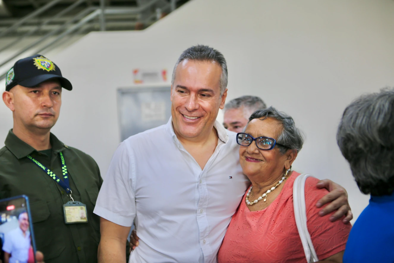 Más de 80 grupos de adultos mayores de Pereira, recibieron dotación de sudaderas de manos del alcalde Mauricio Salazar