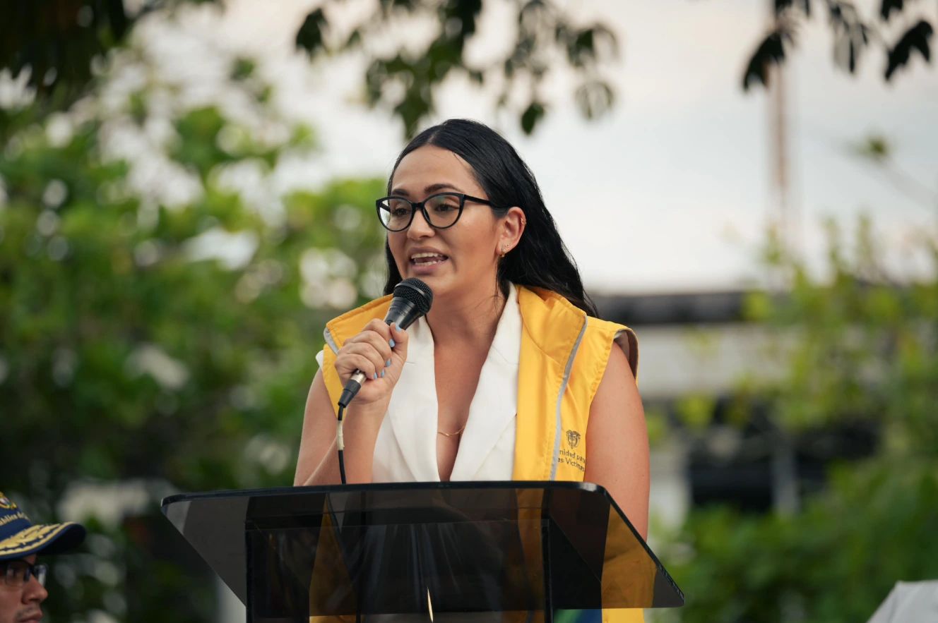 Víctimas del paramilitarismo reconocidas por el Tribunal de Justicia y Paz recibieron placa conmemorativa como símbolo dereparación