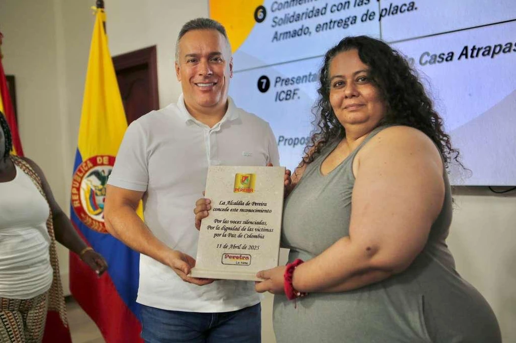 Las víctimas del conflicto armado entregan reconocimiento al alcalde de Pereira por los compromisos cumplidos
