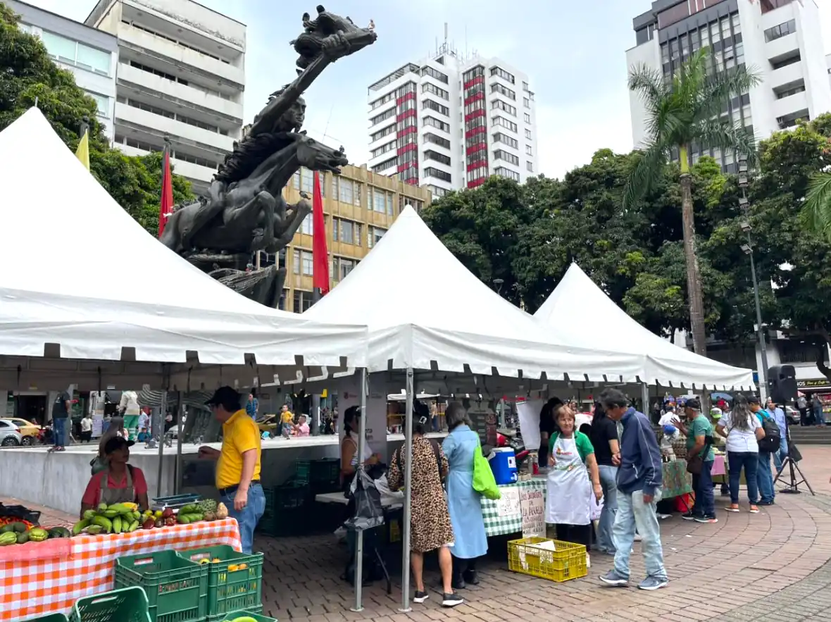 CON MÁS DE 50 EMPRENDEDORES, PEREIRA DE COSECHA SE VIVIÓ EN LA PLAZA DE BOLÍVAR