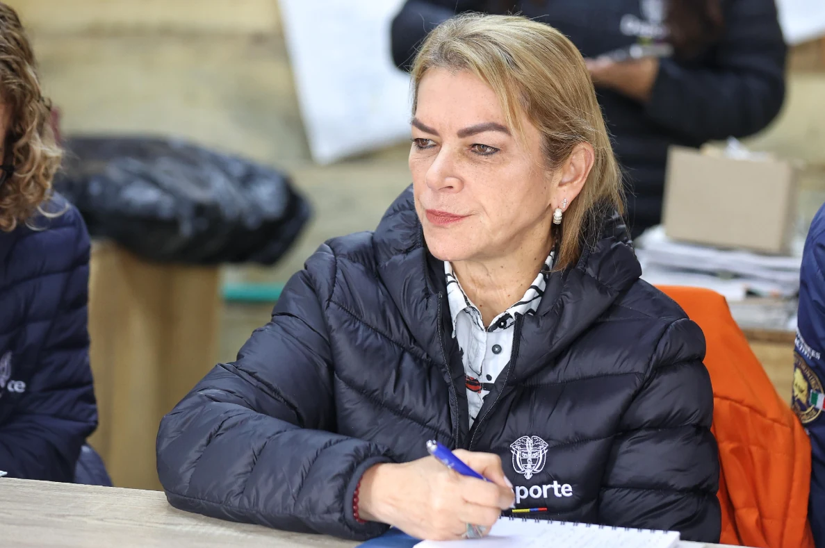 Ministra del Deporte realizó seguimiento a la obra del velódromo de Mosquera, que ya supera el 70 por ciento de avance