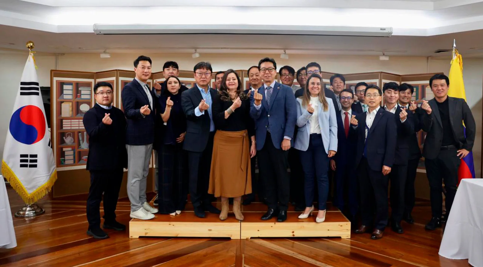 Colombia impulsa reactivación férrea y electromovilidad en rueda de negocios con Corea