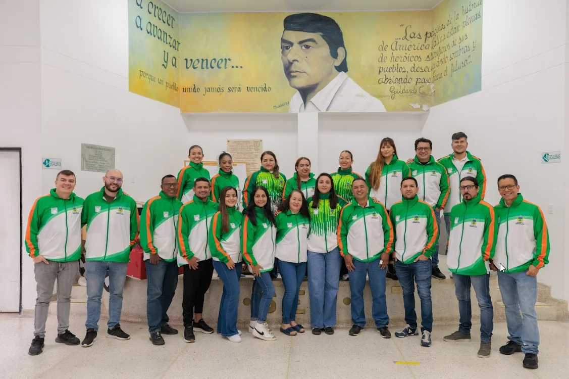 Docentes que representarán a Risaralda en el Encuentro Nacional del Magisterio recibieron sus uniformes oficiales
