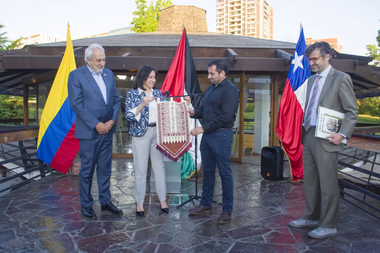 La exposición fotográfica ‘Palestina Resiste’ fue inaugurada en Chile en una jornada de arte y memoria