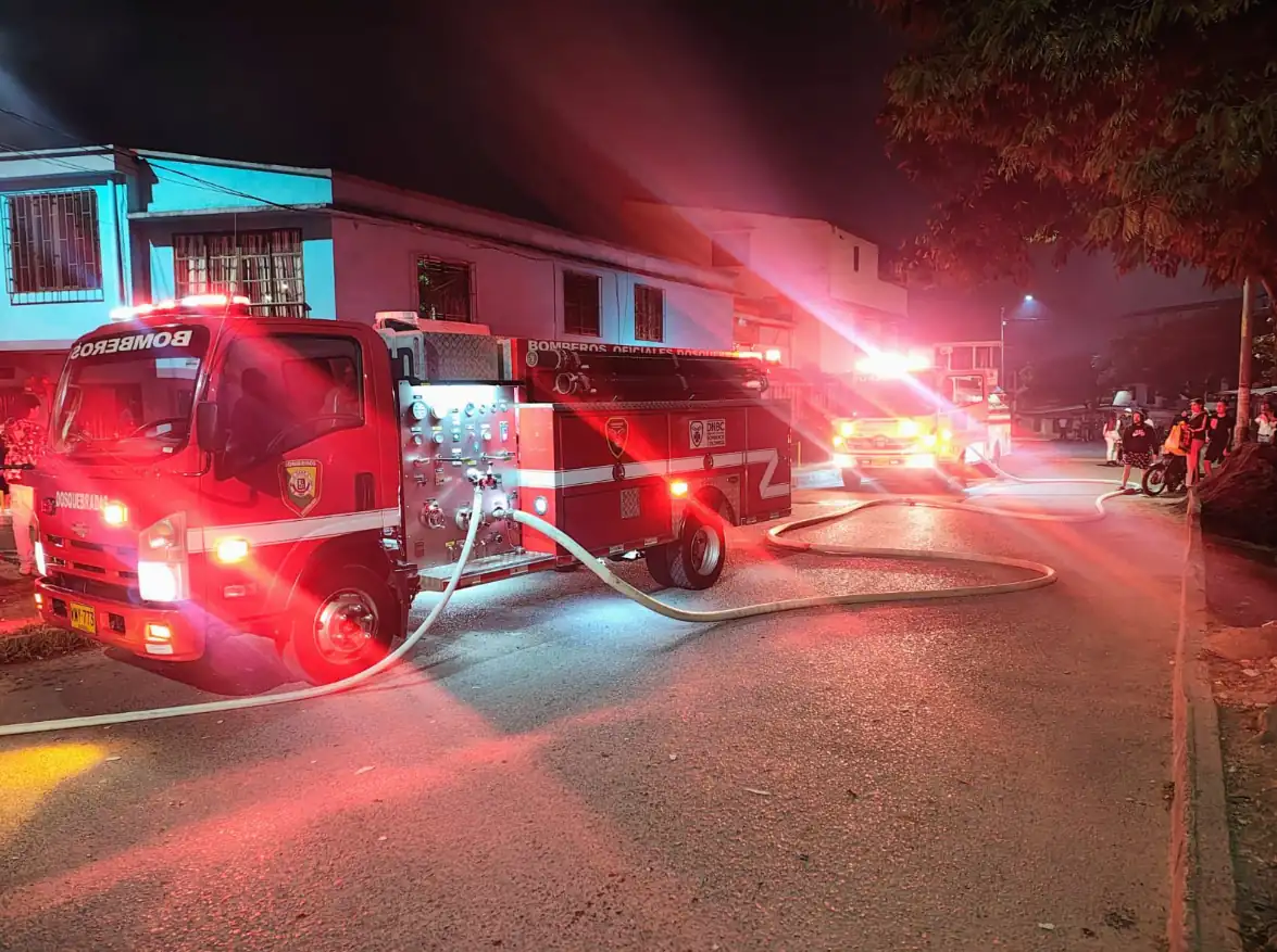 Cuerpo de Bomberos de Dosquebradas atiende con rapidez y eficacia incendio estructural en Camilo Mejía