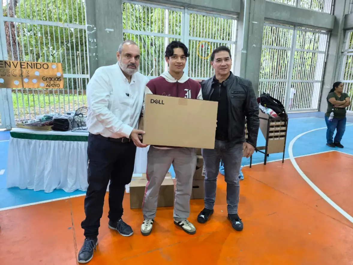 Plan Padrino de la Alcaldía de Pereira llegó a Tribunas con computadores, implementos deportivos y las “Charlas con El Secre”