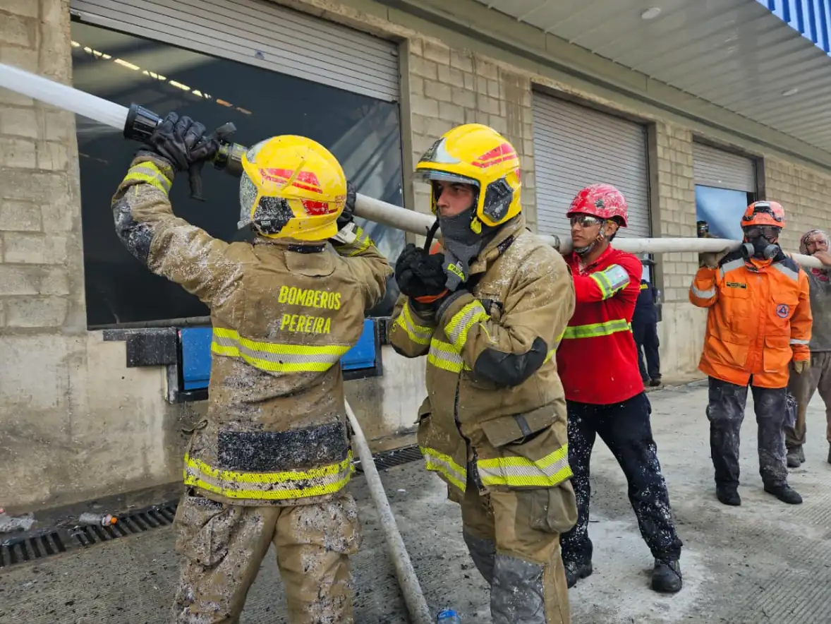Cuerpo Oficial de Bomberos apoyado por Bomberos de Dosquebradas, La Virginia, Cartago y demás organismos de socorro, se controló incendio en bodega en la vía Pereira – La Virginia