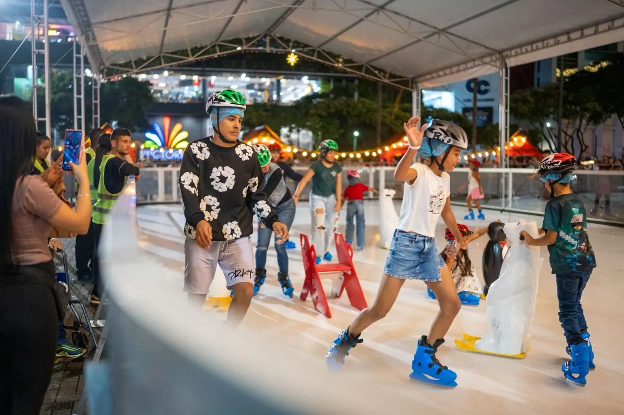 300 niños disfrutaron de la apertura de la pista de patinaje y cientos de familias de las villas navideñas