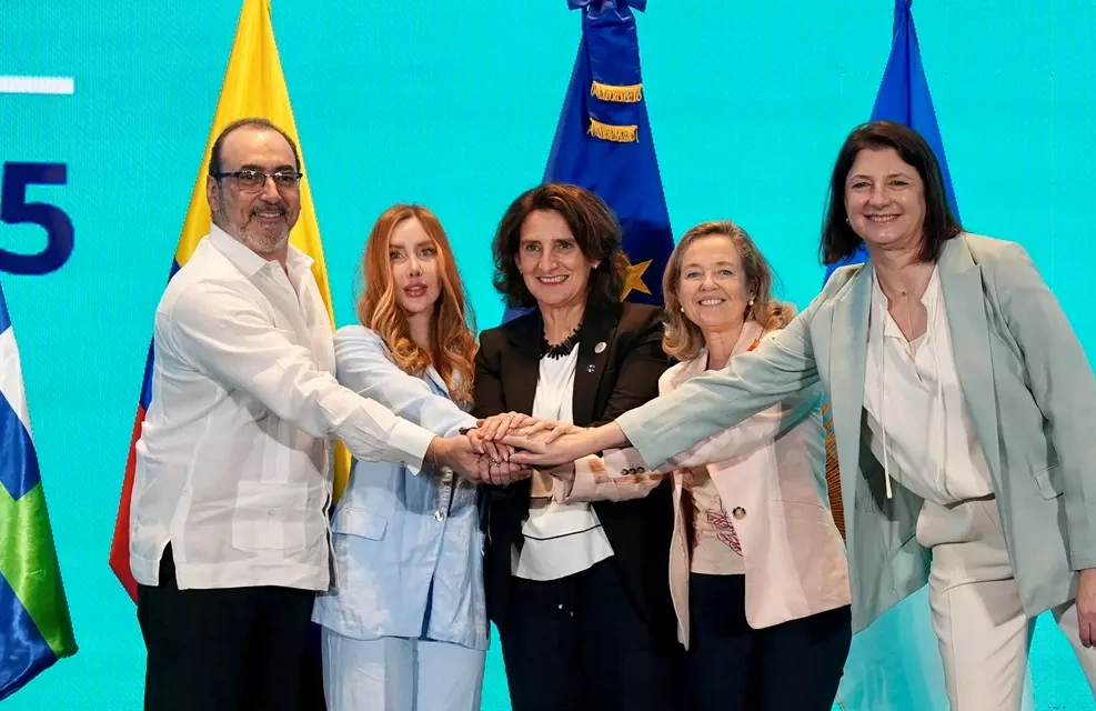 Con un llamado a construir juntos una economía mundial para la humanidad, el conocimiento y la paz, la Ministra Morales instaló Foro Empresarial