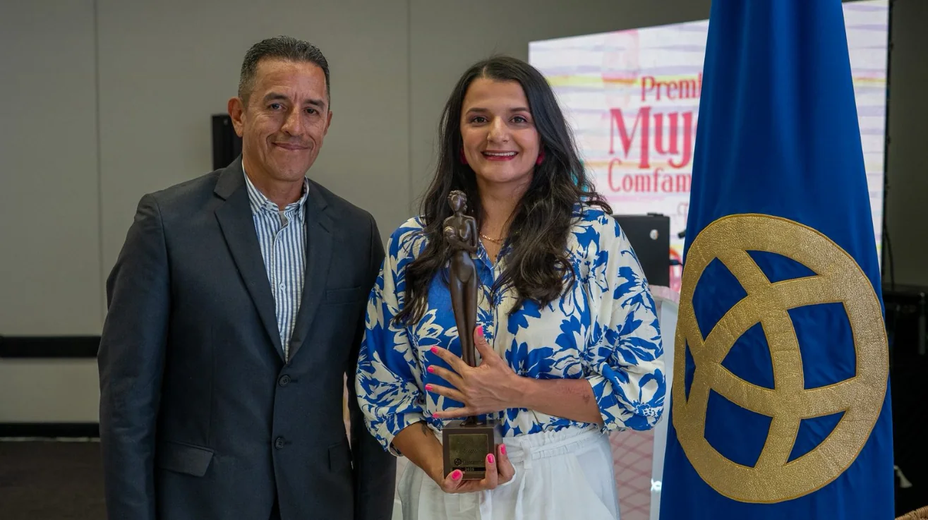 Natalia Cano Giraldo con su obra social Casa ultural Khuyay es la MUJER COMFAMILIAR 2025