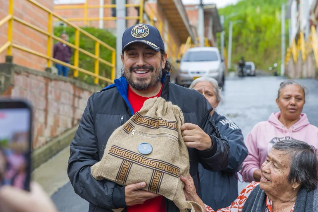 Gobernador Juan Diego Patiño entrega nueva vía en Belén de Umbría que beneficia a 266 familias