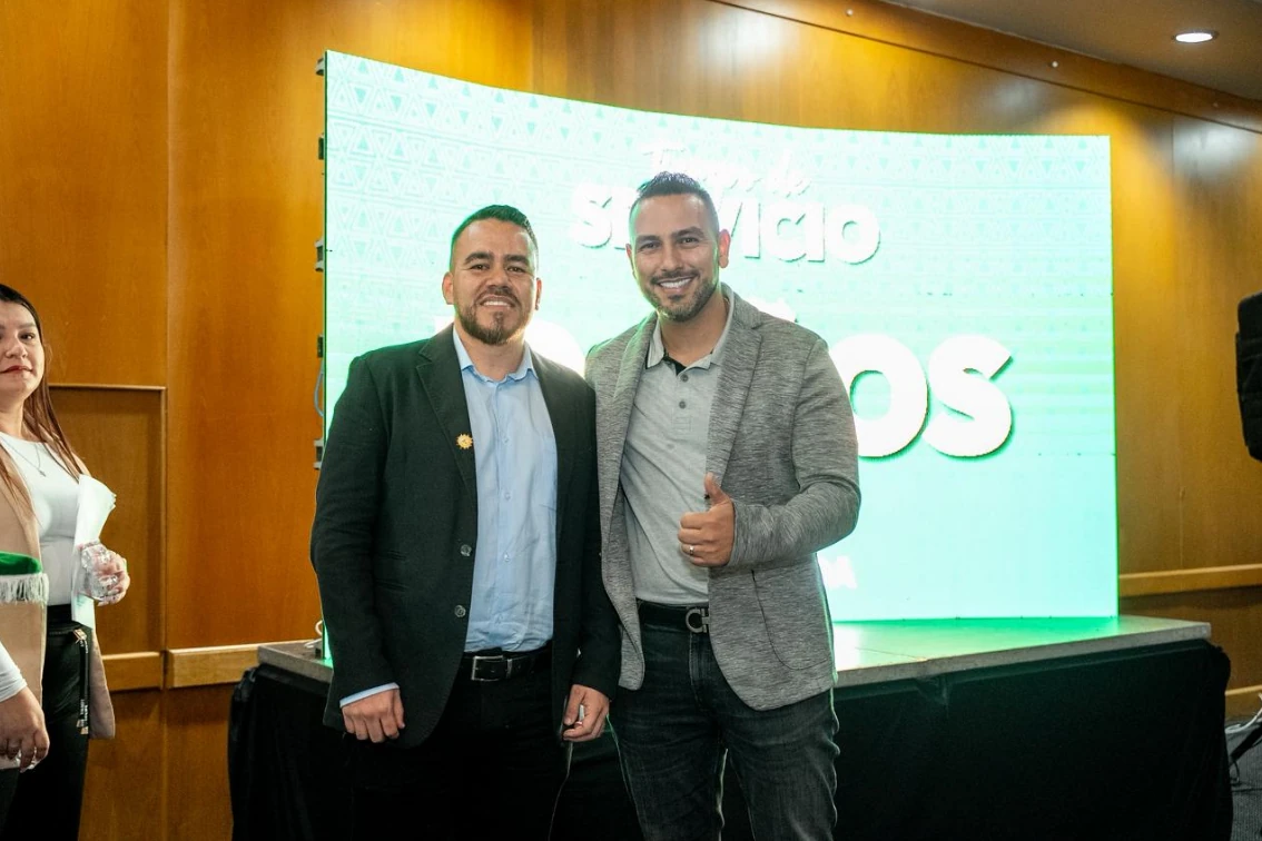 Por sus quinquenios al servicio de la Gobernación, 136 funcionarios activos y pensionados fueron condecorados