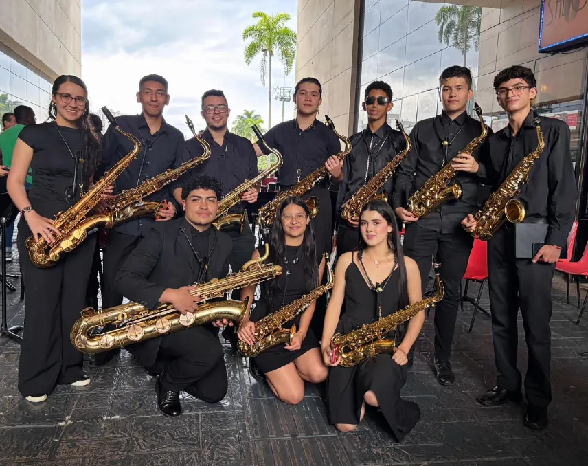 La Banda Sinfónica Juvenil de Pereira, le dió la bienvenida a la Navidad en el hall del Centro Cultural Lucy Tejada