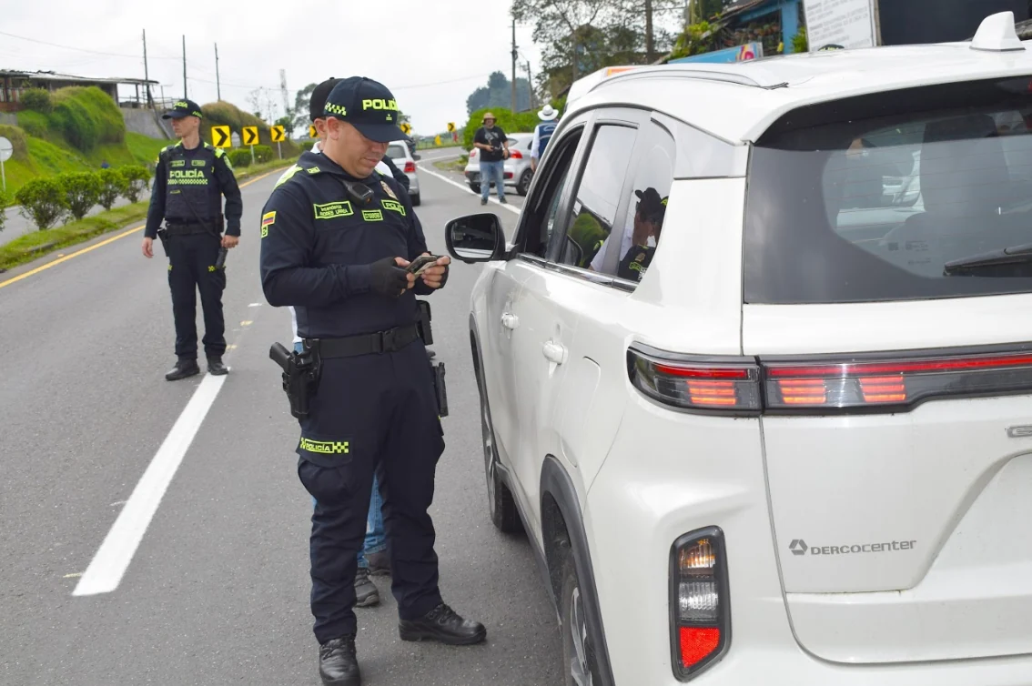 Autoridades de Risaralda descubren cerca de mil botellas de aguardiente adulterado