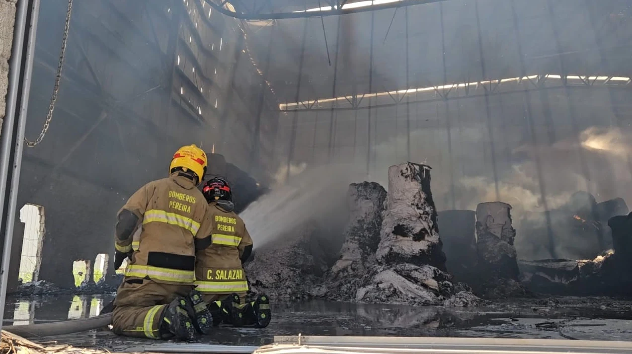 Cuerpo Oficial de Bomberos Pereira atendió incendio en bodega en la vía Pereira – La Virginia