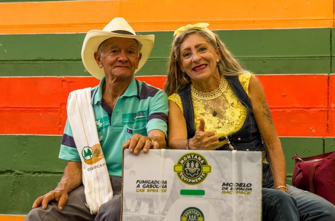 Más de 200 caficultores de La Celia y Balboa recibieron maquinaria e insumos para mejorar su productividad.