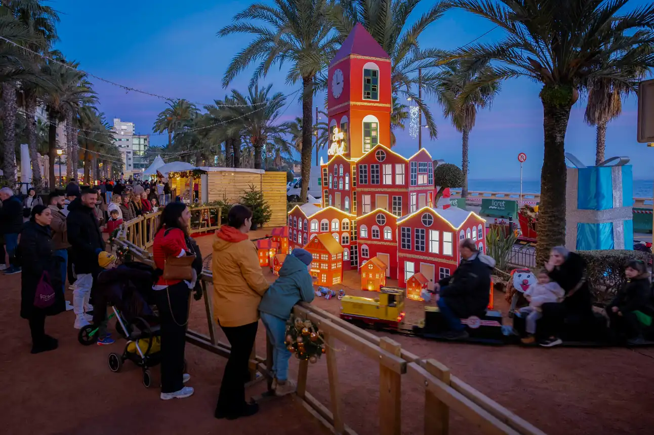 Lloret de Mar (Girona) inaugura una pista de hielo junto al mar