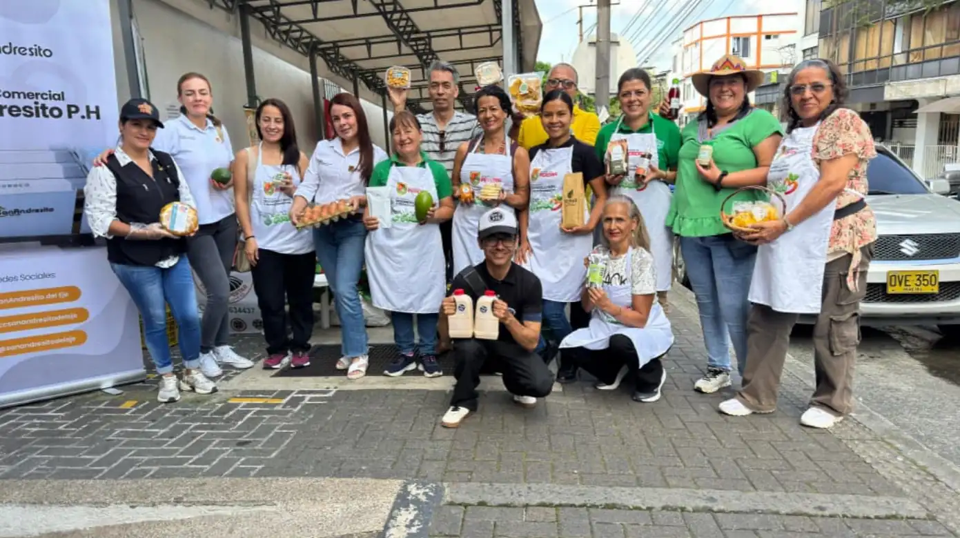 VISITANTES AL CENTRO COMERCIAL SANANDRESITO DEL EJE DISFRUTARON DE LOS PRODUCTOS DEL CAMPO CON PEREIRA DE COSECHA