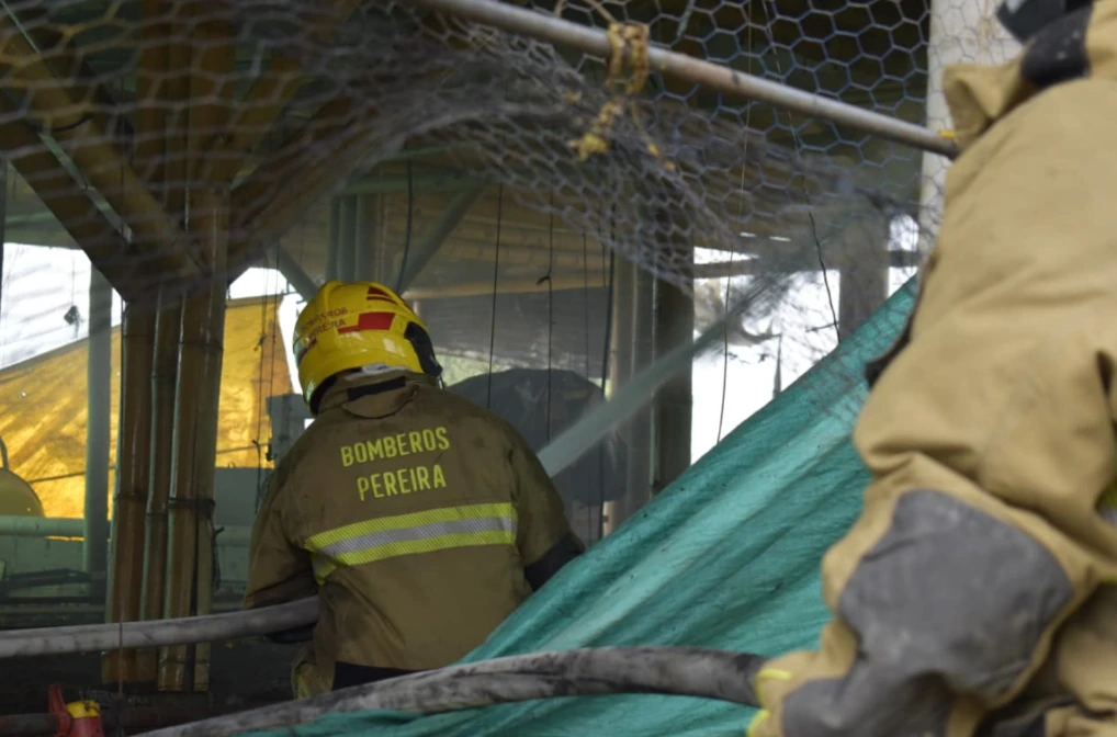 El Cuerpo Oficial de Bomberos Pereira atendió incendio en una avícola ubicada en la vereda La Graminea