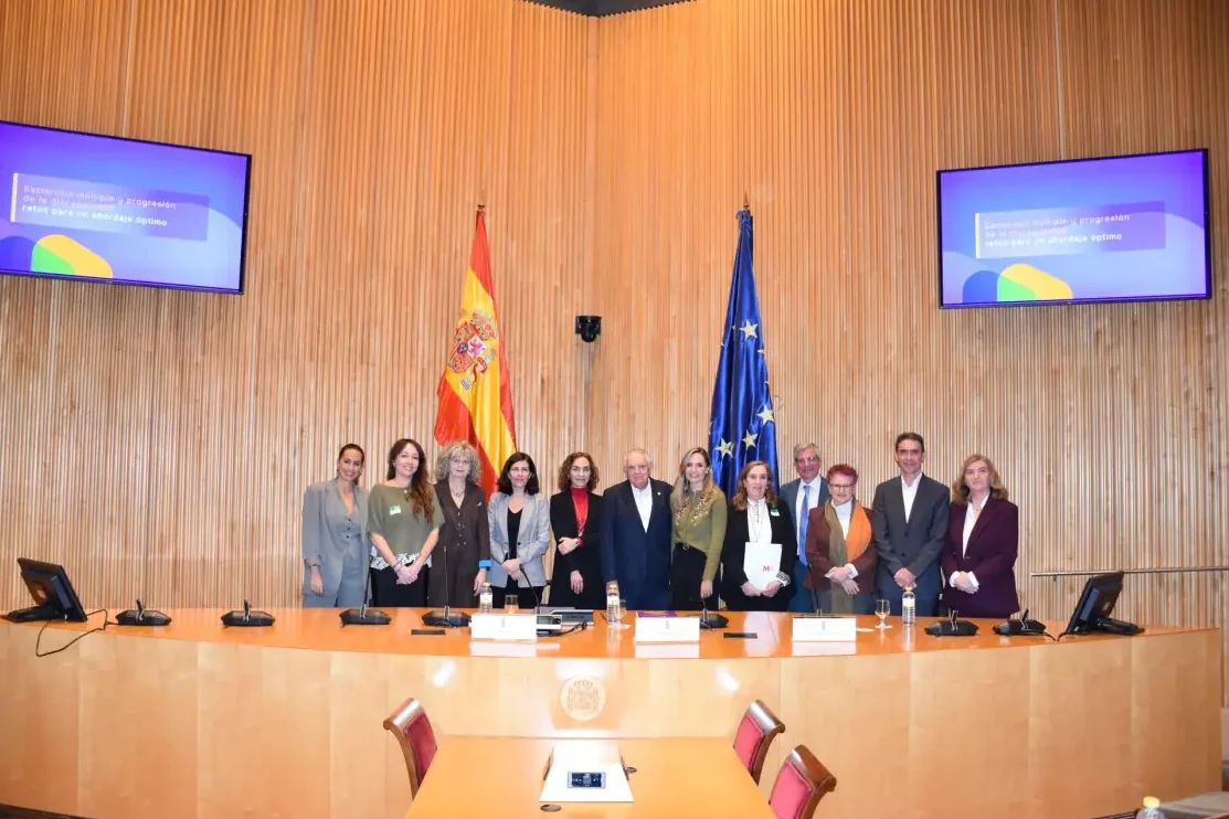 Pacientes reclaman terapias más eficaces para progresión silenciosa de esclerosis múltiple