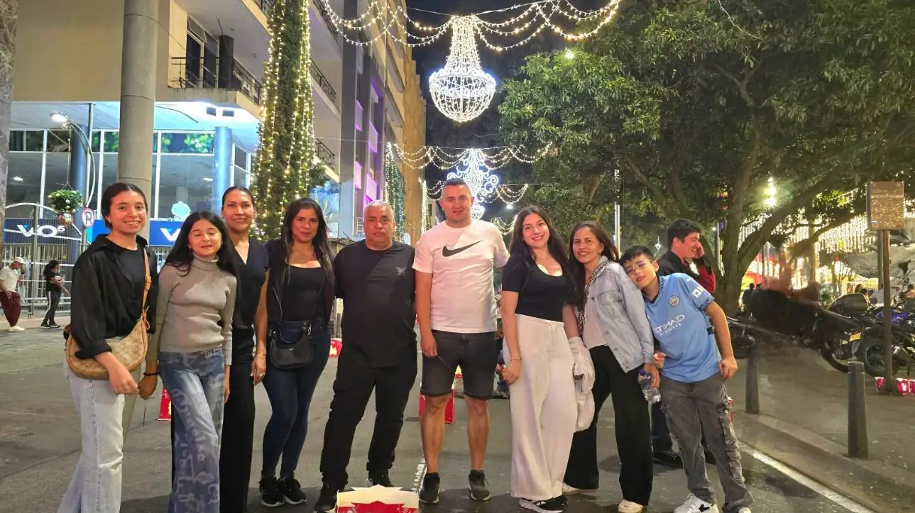 Las calles céntricas de Pereira se iluminaron con 20.000 faroles durante las noches de velitas