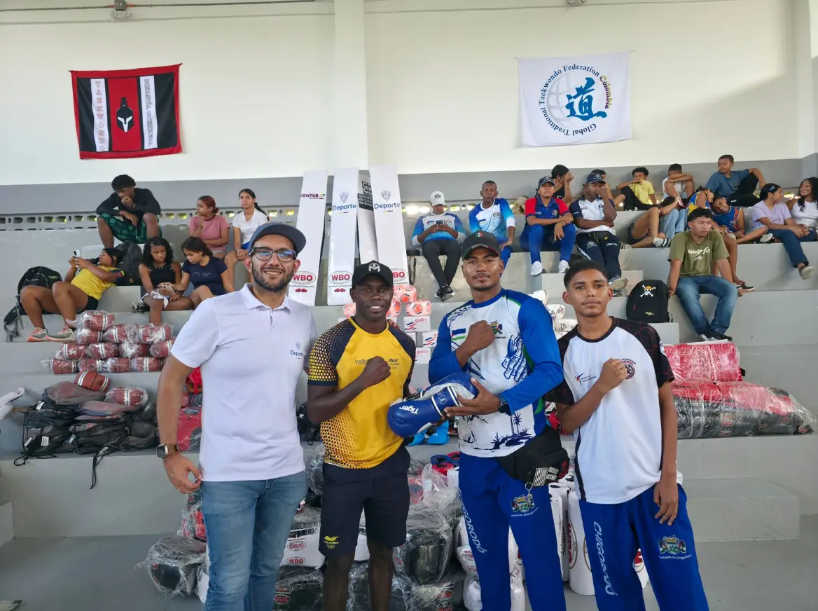 El Ministerio del Deporte entregó implementación deportiva en Chigorodó