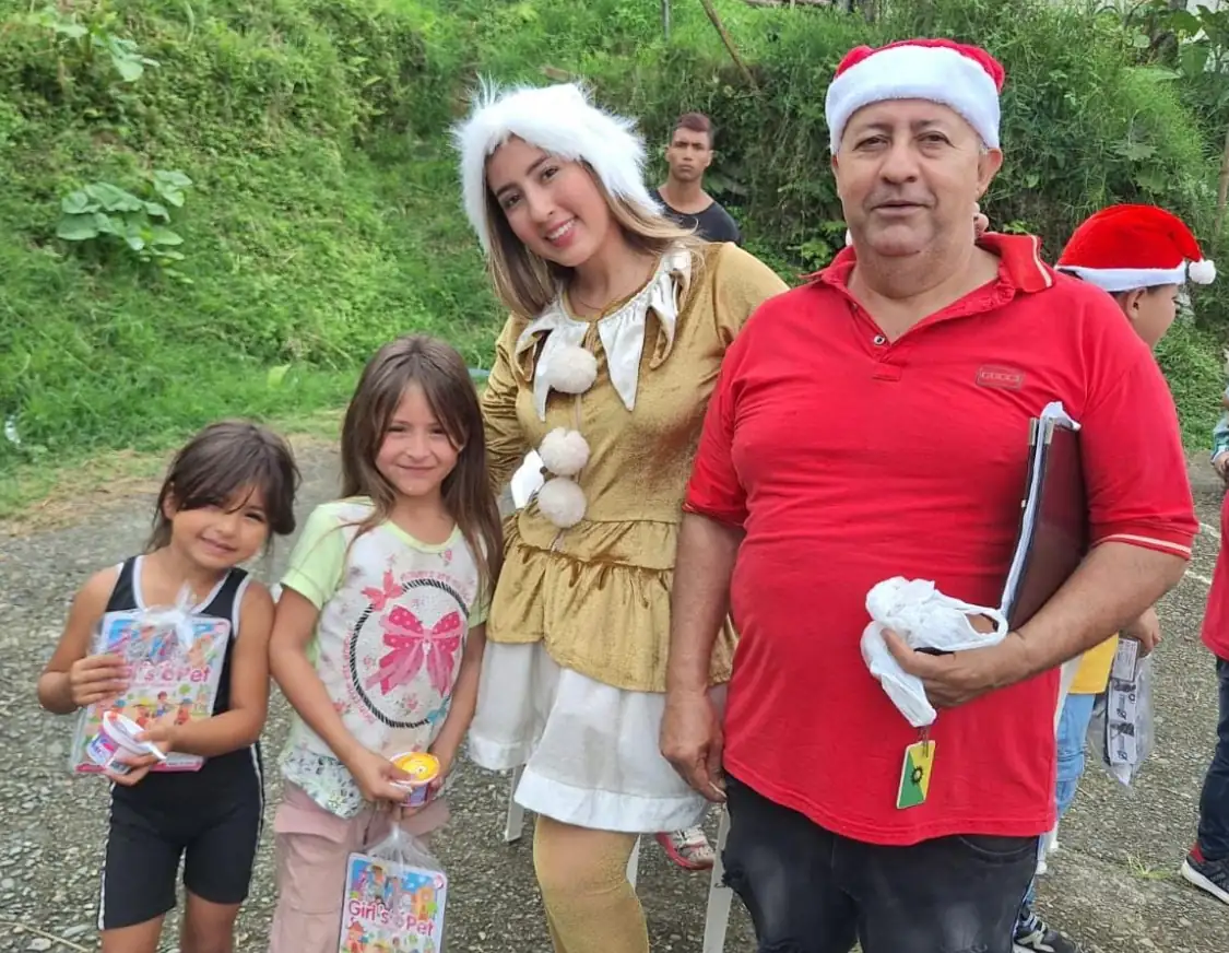 Alcalde Roberto Jiménez entregó 44.000 regalos en Dosquebradas y otros municipios.