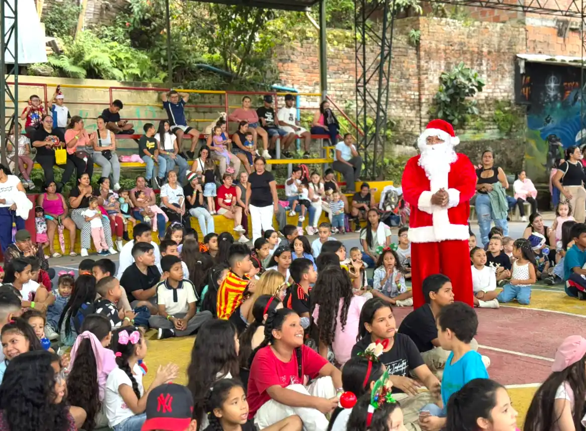 Megabús y Megacable celebraron la Novena de Aguinaldos con más de 500 niños de la comuna Villavicencio