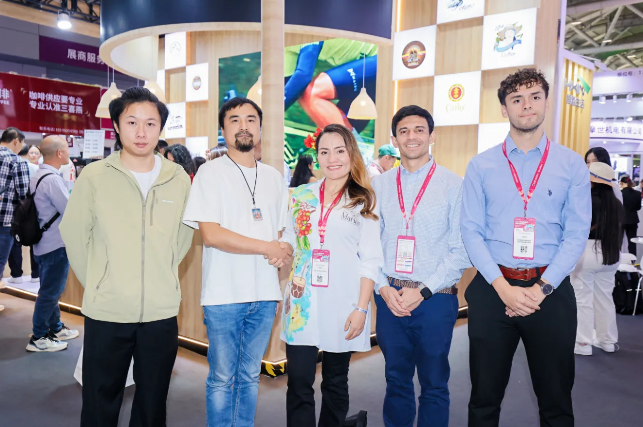 Café colombiano sigue conquistando Asia: 30 toneladas a exportar y 957 contactos comerciales en feria HOTELEX Shenzhen 2025, en el sur de China