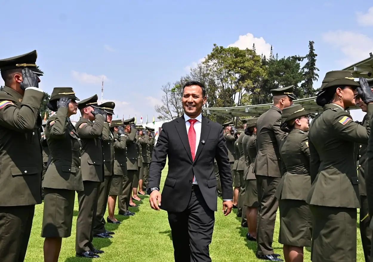 MinDefensa Pedro Sánchez impuso nuevas insignias a 220 oficiales de la Policía ascendidos