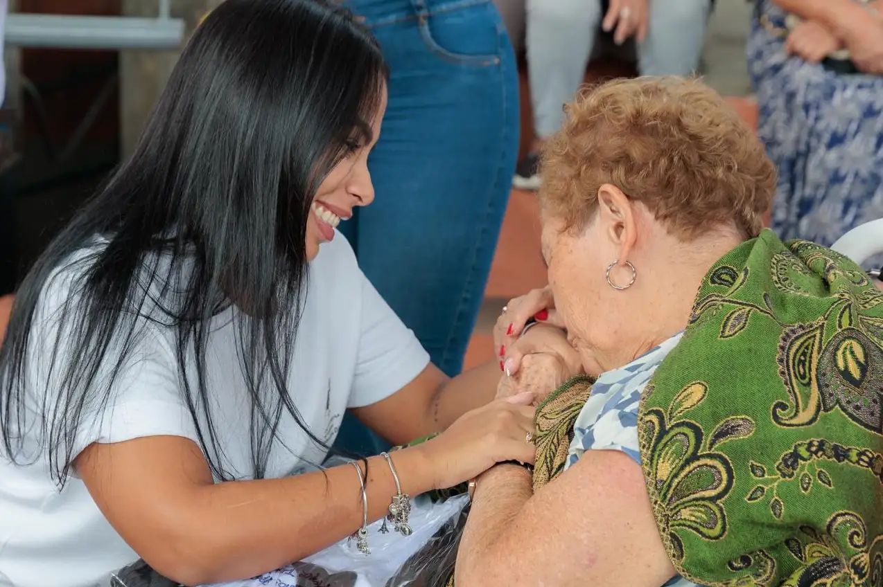 Mujeres que aprenden, crean y generan bienestar a los adultos mayores de Risaralda