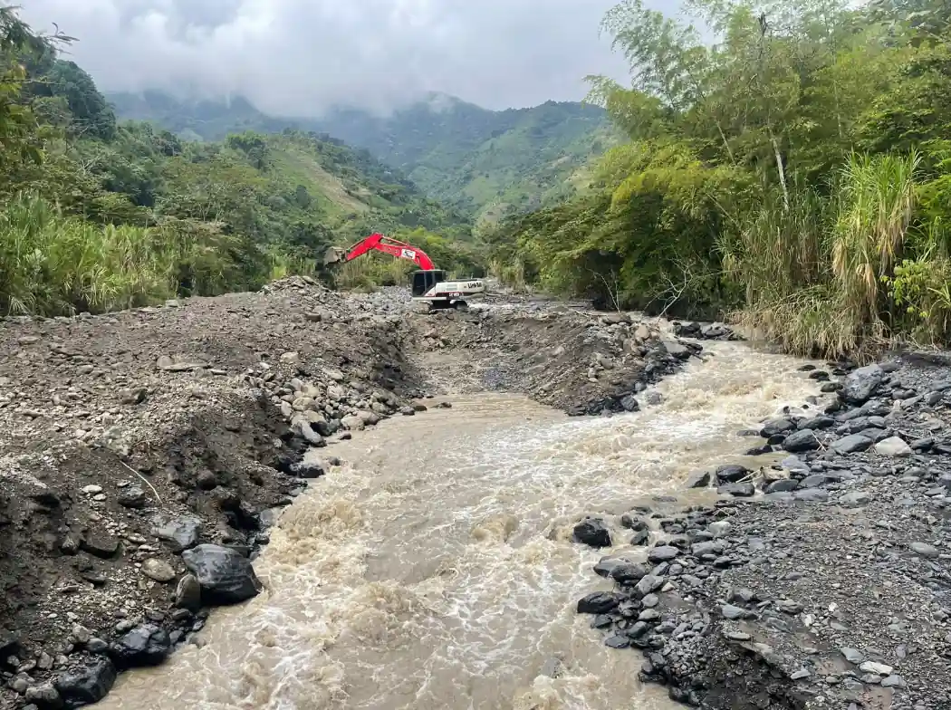 Gobernación encauzó el río Cañaveral y avanza en la recuperación de la vía en la vereda Chorritos de La Celia