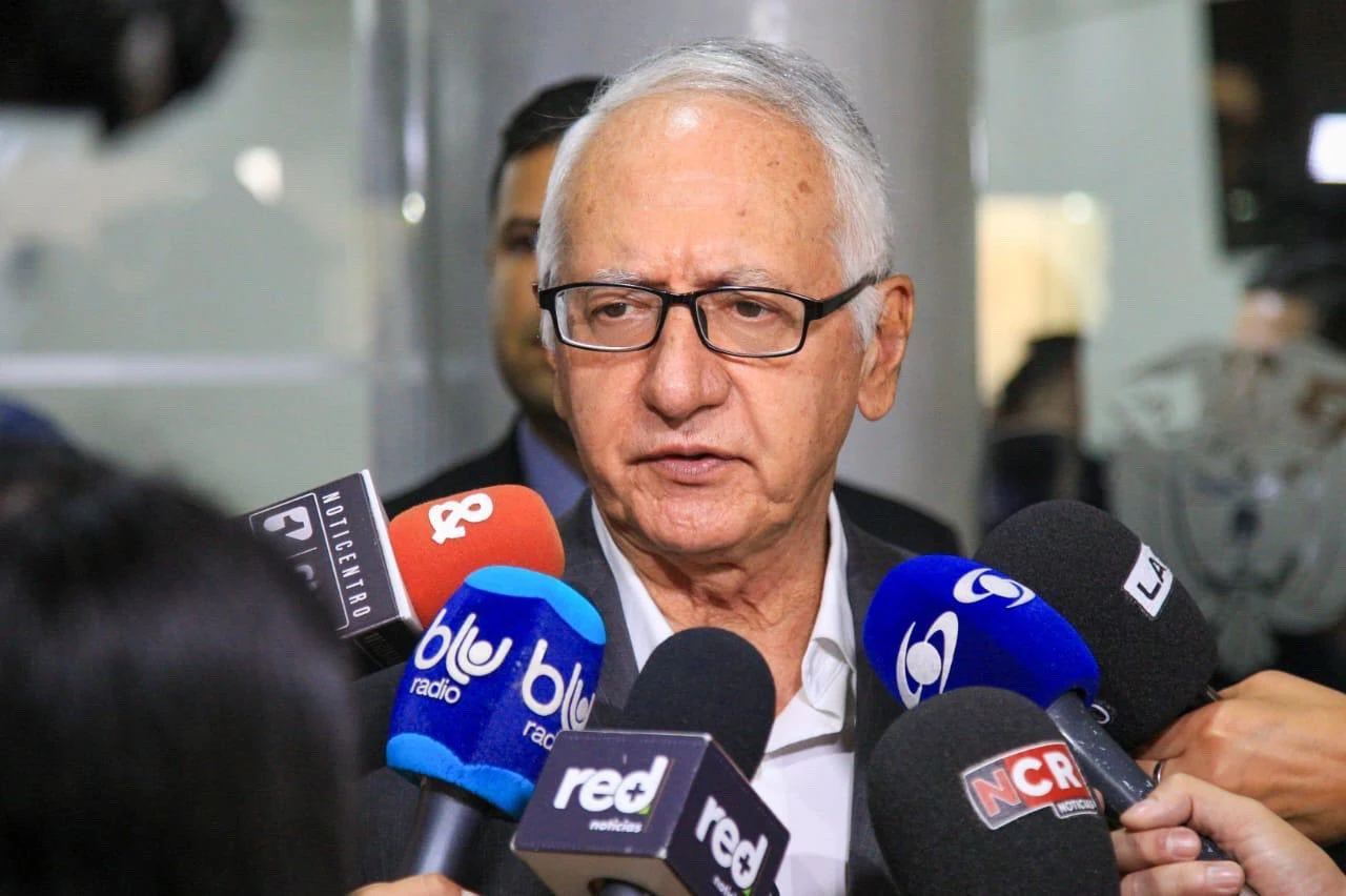 Ministerio de Salud evalúa distribución de medicamentos y situación de hospitales en Antioquia