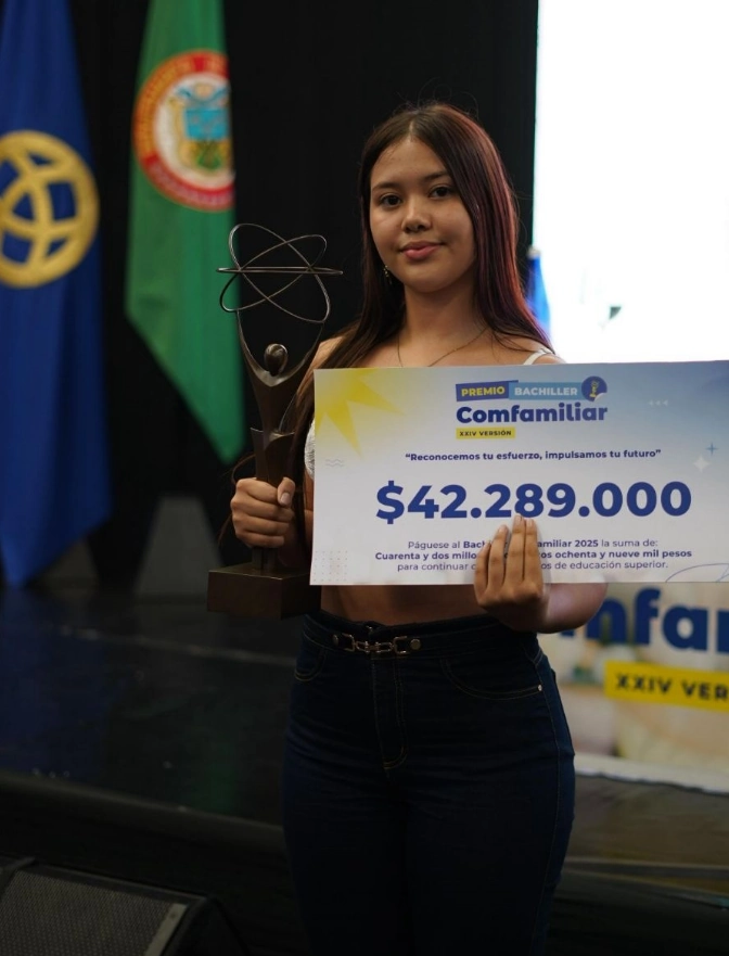 Camila Valencia Higuita, ganadora del premio Bachiller Comfamiliar 2025