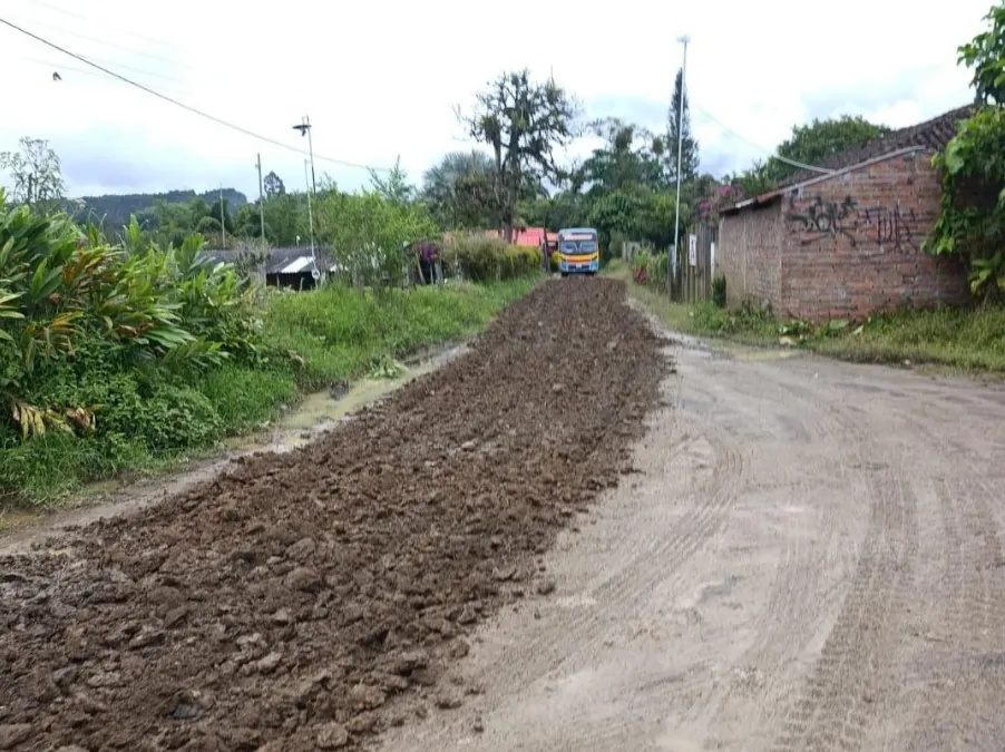 MAQUINARIA AMARILLA GARANTIZA LA MOVILIDAD RURAL EN LOS DISTRITOS ORIENTE Y SUR