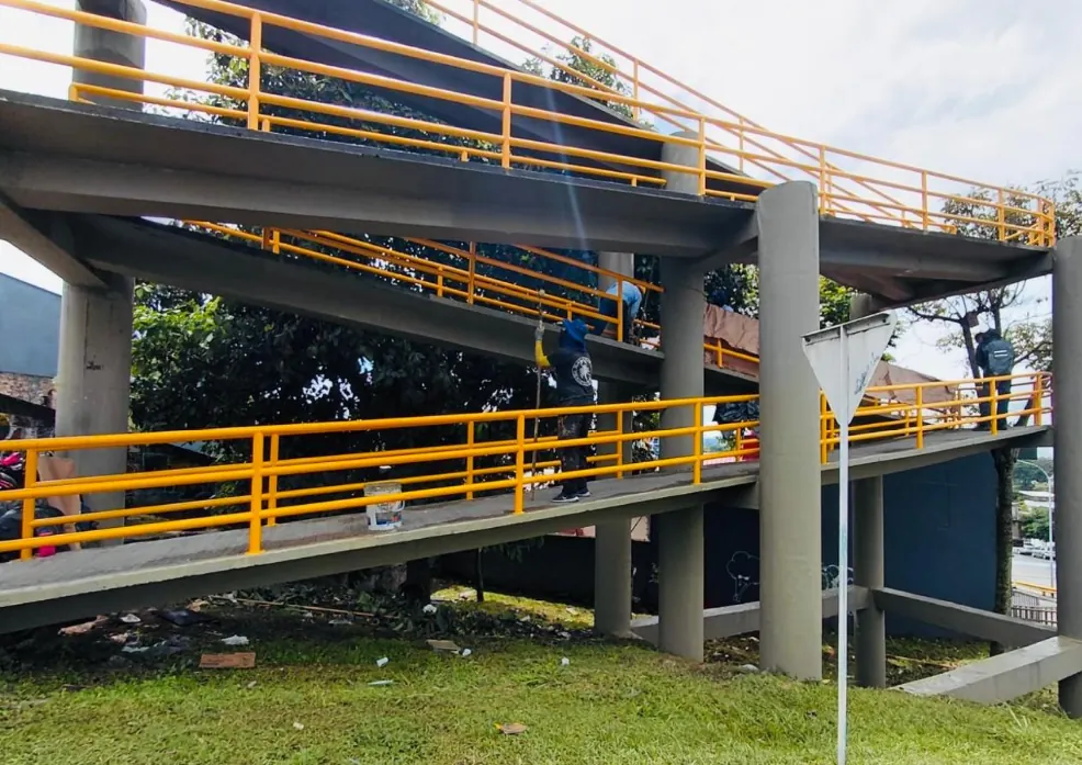EL PUENTE PEATONAL DE LA AV. 30 DE AGOSTO CON LA CALLE 50 QUEDÓ RENOVADO Y LUCE COMO NUEVO