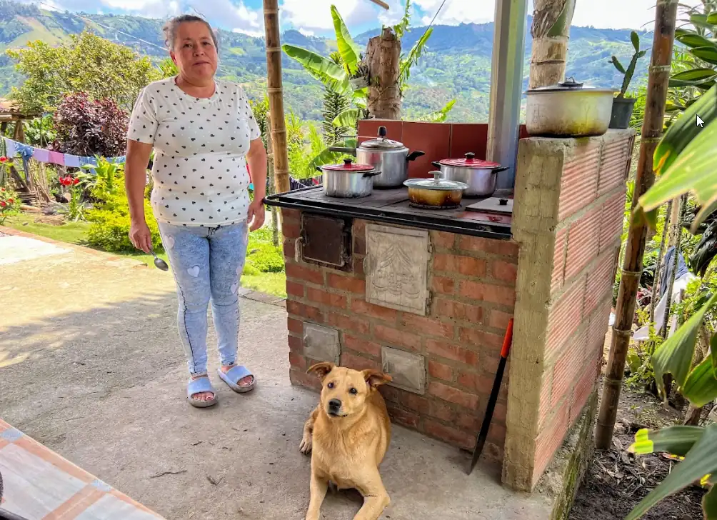 Gobernación de Risaralda transforma la vida de 200 familias rurales con estufas ecoeficientes y pozos sépticos