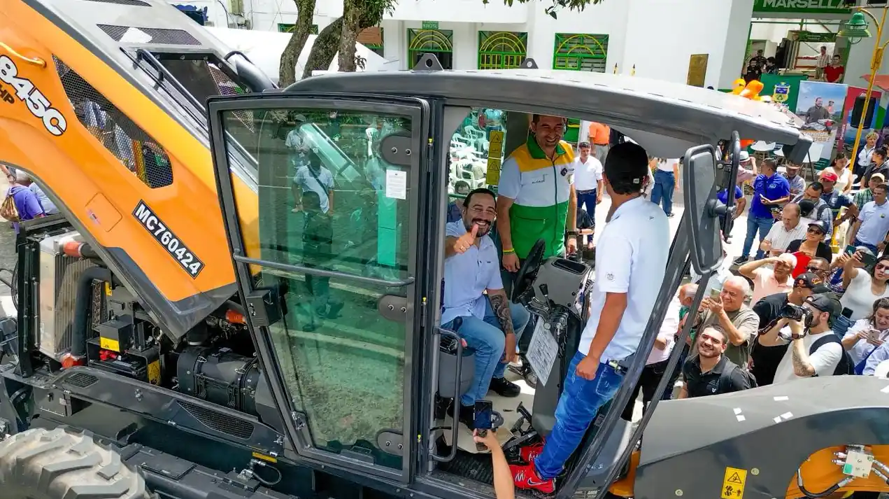 Gobernador Juan Diego Patiño entregó motoniveladora al municipio de Marsella
