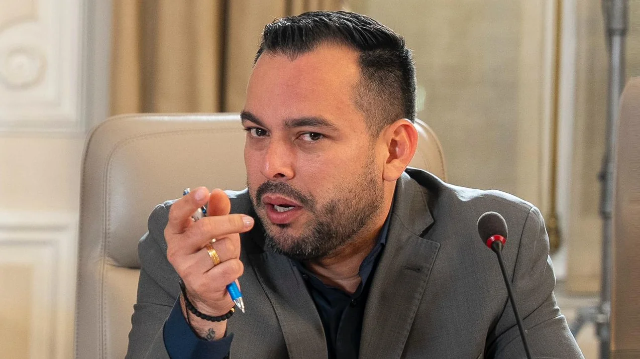 Ministro de Minas y Energía firma resolución que hace efectiva la rebaja del precio de la gasolina en Colombia