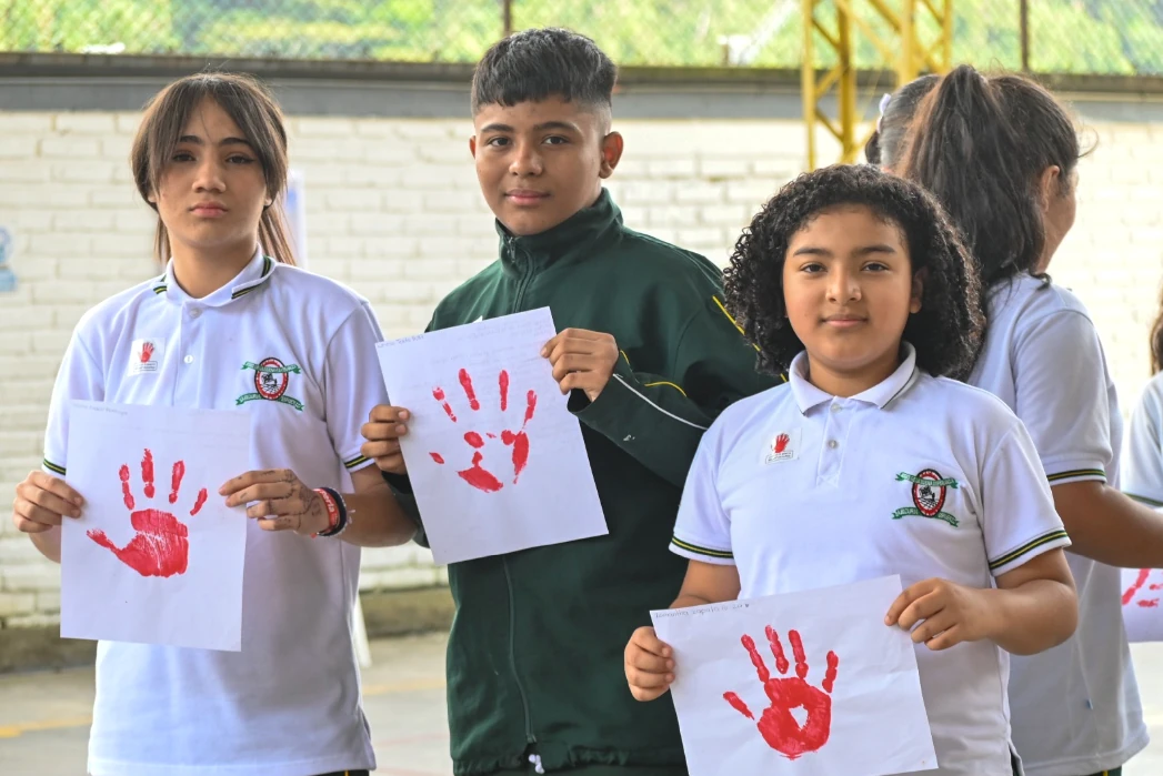 PEREIRA LEVANTA SUS MANOS ROJAS POR LA NIÑEZ Y LA PROTECCIÓN DE SUS DERECHOS