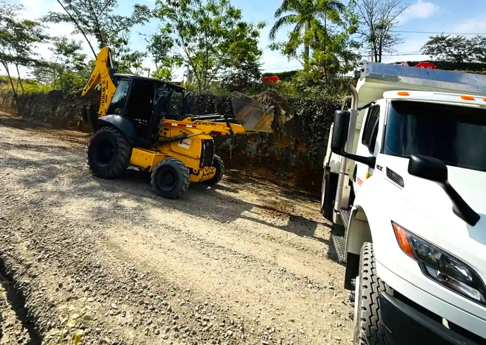 SE ACTIVAN TRABAJOS DE MANTENIMIENTO VIAL EN LA AVENIDA LOS COLIBRÍES