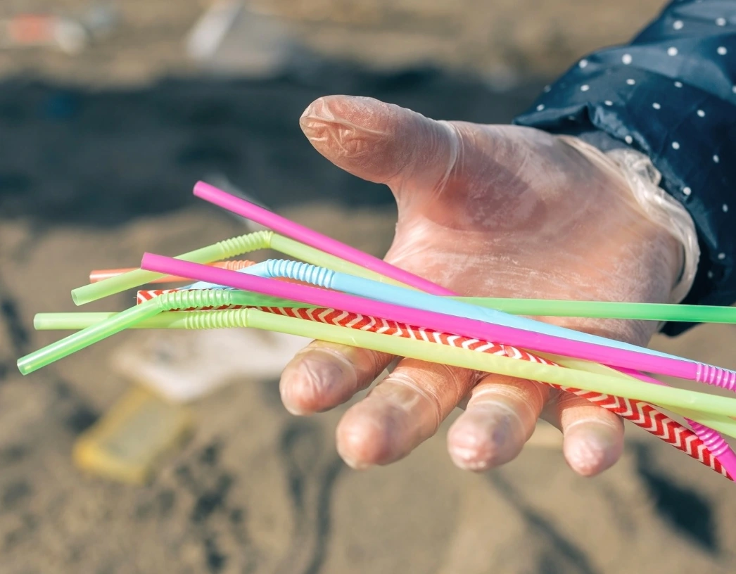 Un pequeño hábito, un gran daño: el llamado a decirle no al pitillo plástico