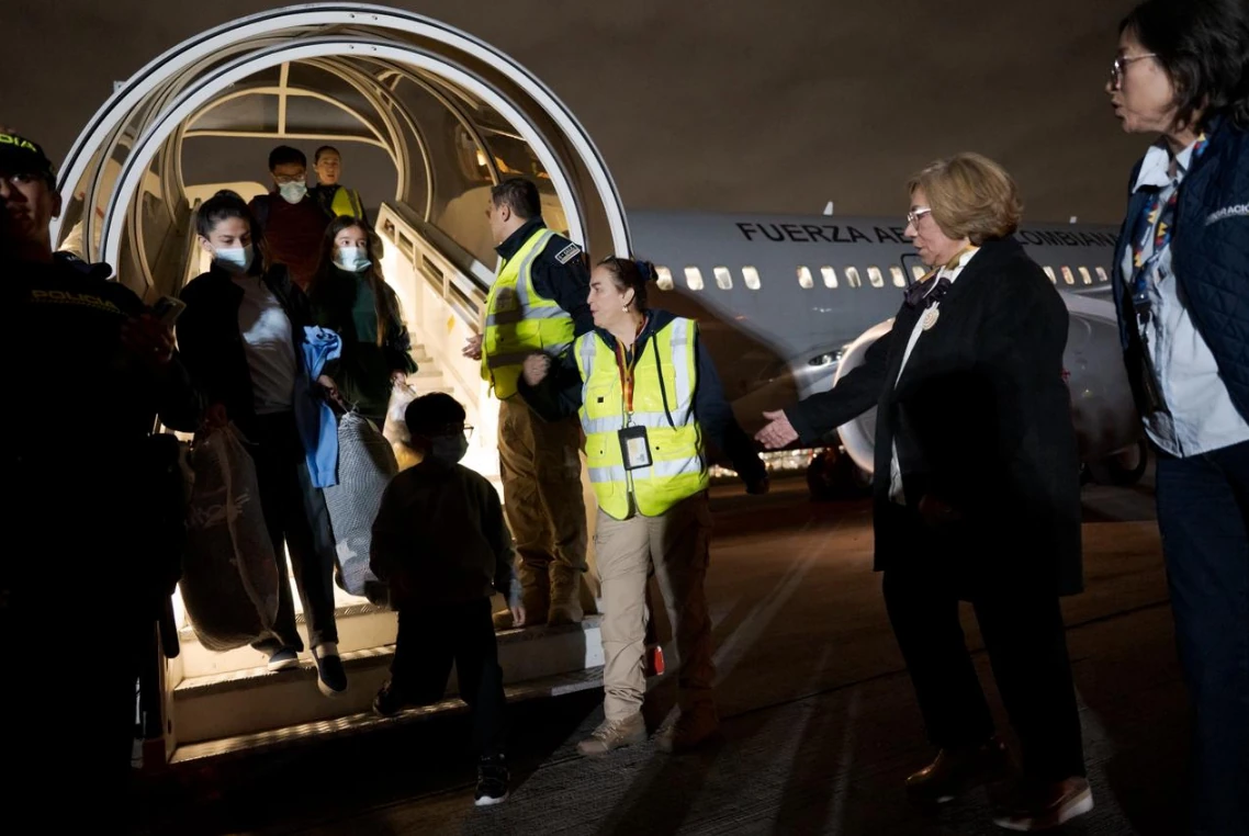 Canciller Rosa Yolanda Villavicencio recibe a 110 colombianos retornados en vuelo humanitario proveniente de Estados Unidos