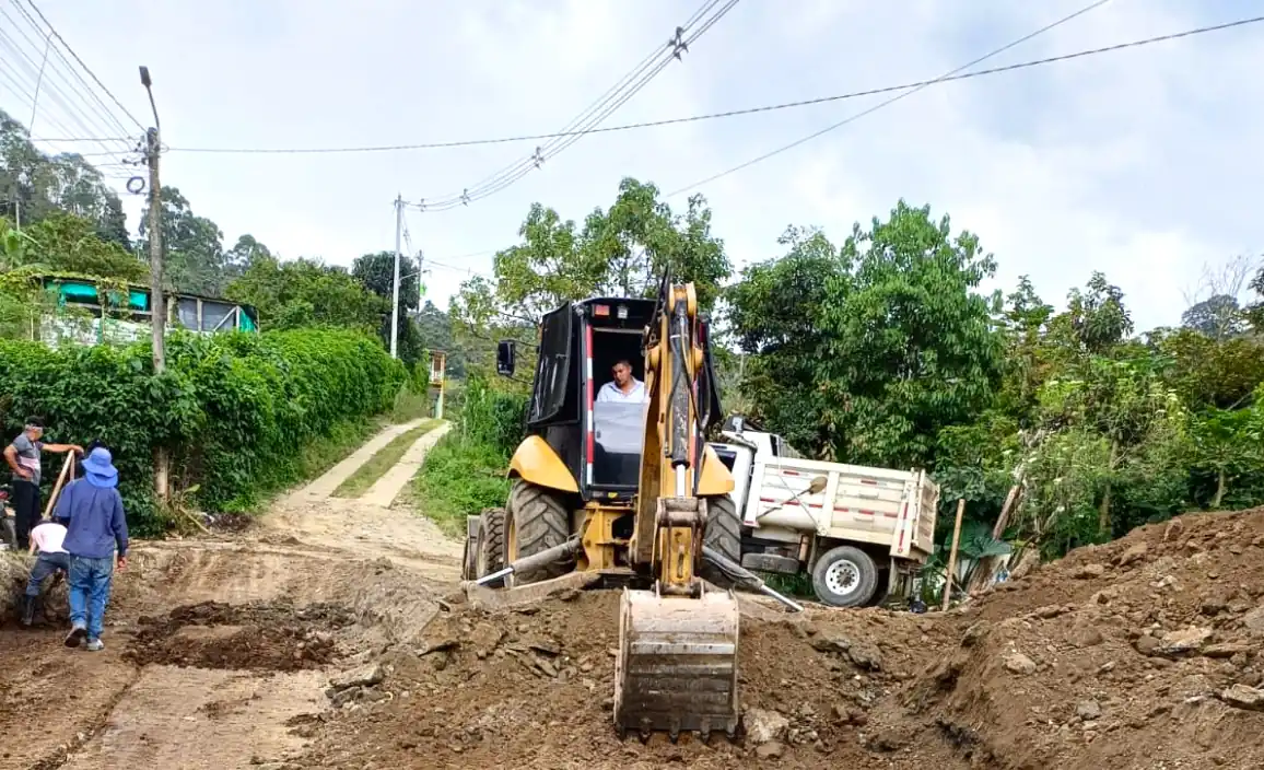 La Gobernación de Risaralda intensifica frentes de obra y mantenimientos viales