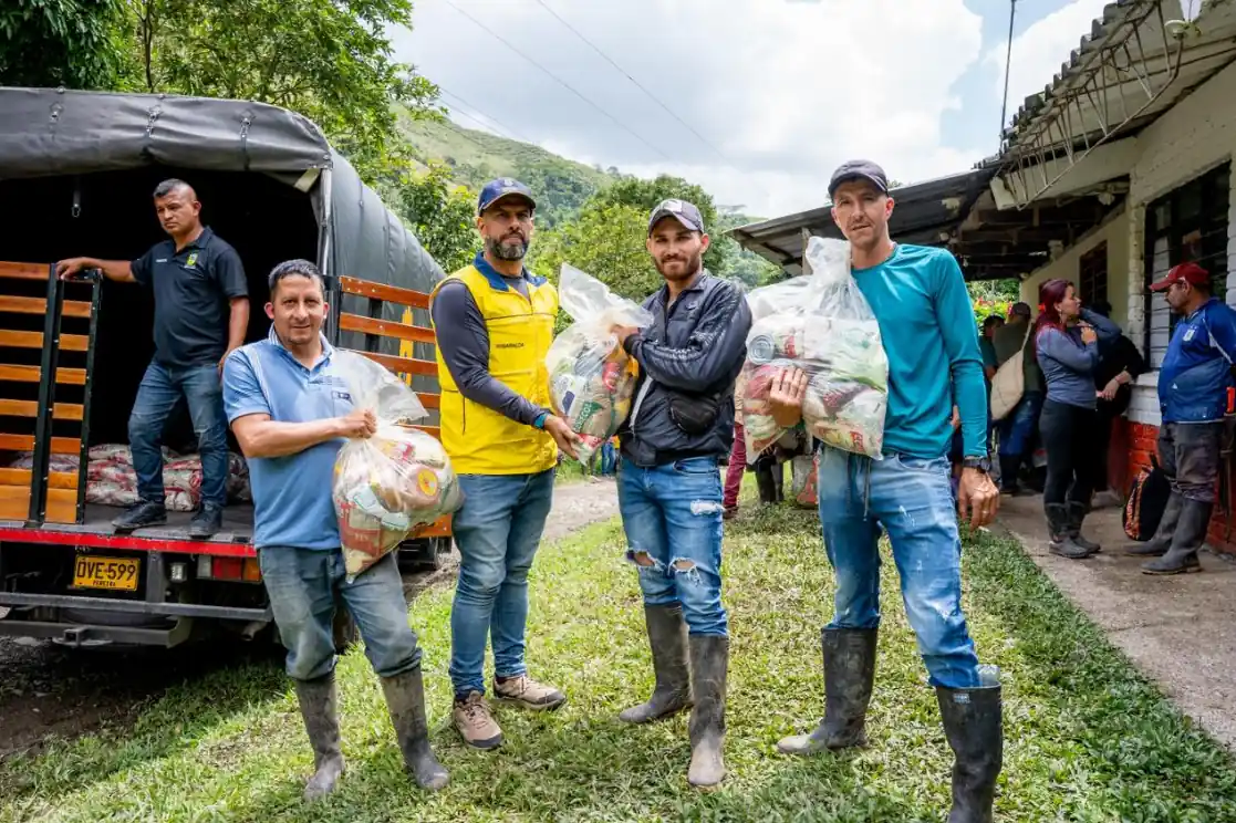 Gobernación de Risaralda entrega ayudas humanitarias a familias afectadas por avenida torrencial en límites con el Valle del Cauca
