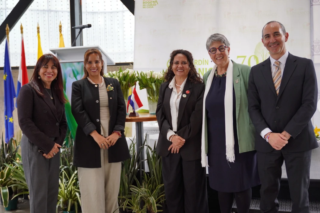 Colombia y Países Bajos celebran 200 años de relaciones diplomáticas con el bautizo de una nueva variedad de tulipán en el Jardín Botánico de Bogotá 